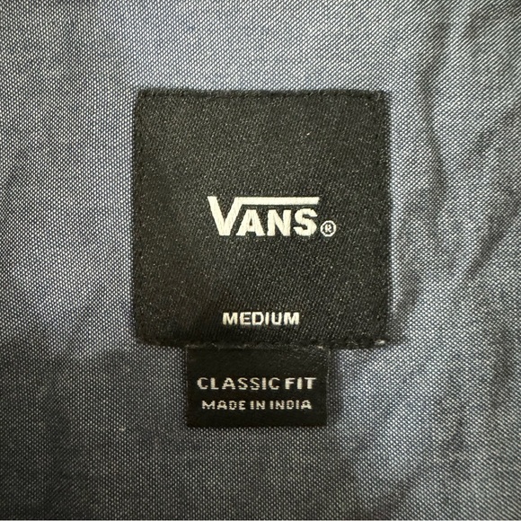 Vans Medium Short Sleeve Button-Up: Classic and Versatile - Picture 4 of 4